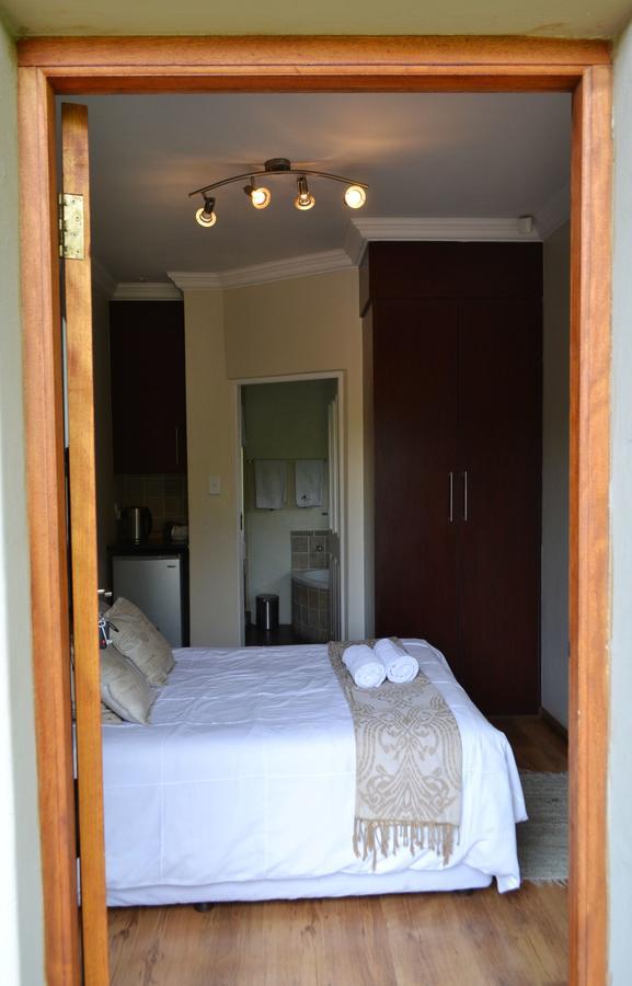 At Olive Guesthouse Vanderbijlpark Exteriör bild
